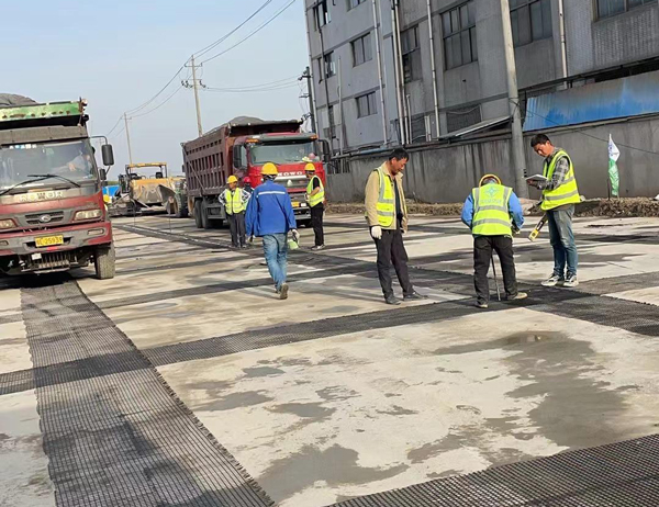 新余老材料的新故事：玻璃纤维土工格栅如何在‘白改黑’浪潮中重获新生？